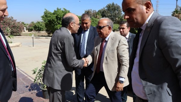 وزير الكهرباء  خلال زيارة هيئة المواد النووية