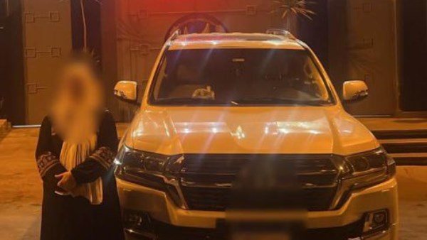 ربة منزل سمحت لأطفال بالجلوس على سيارتها