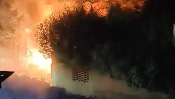 محاولات لإخماد حريق في محول كهرباء بأبو النمرس .. صور