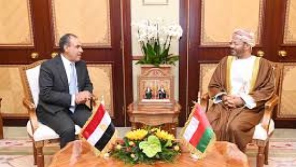 وزير الخارجية والهجرة ونظيره العماني 