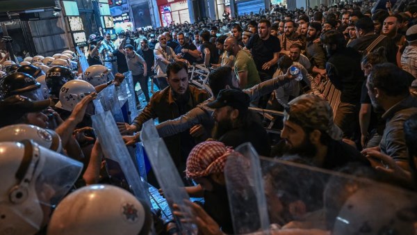 تركيا: اعتقال رسامي كاريكاتير بعد اتهامهم بالإساءة للنبي ومظاهرات تطالب بالشريعة