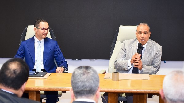 عبد العاطي والخطيب يبحثان من القاهرة دور السفارات في جذب الاستثمار وتعزيز الصادرات