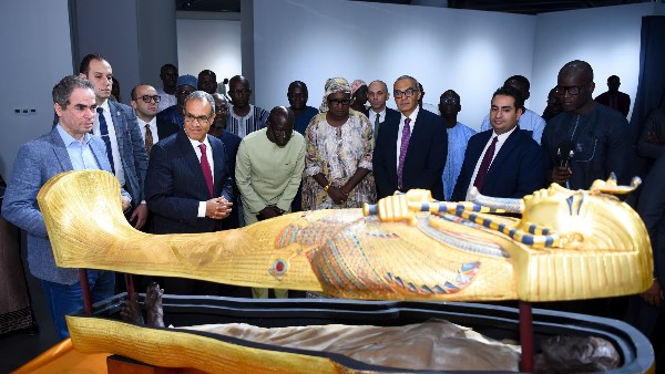 وزير الخارجية يهدي مستنسخًا لمومياء وتابوت الملك توت عنخ آمون إلى متحف الحضارات الإفريقية في داكار