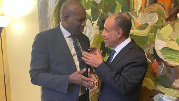 وزير الخارجية والهجرة يلتقى مع وزير خارجية المملكة المتحدة