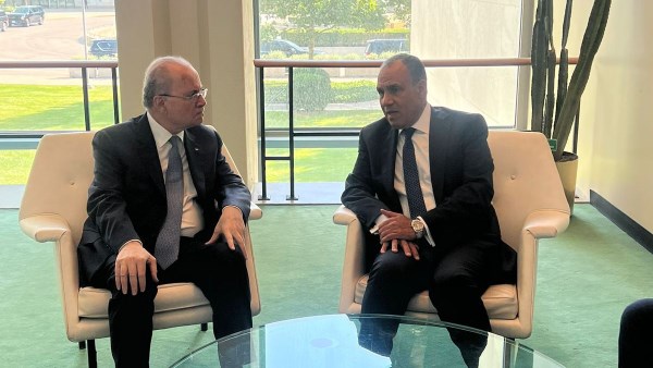 وزير الخارجية والهجرة يلتقى مع رئيس الوزراء الفلسطيني 