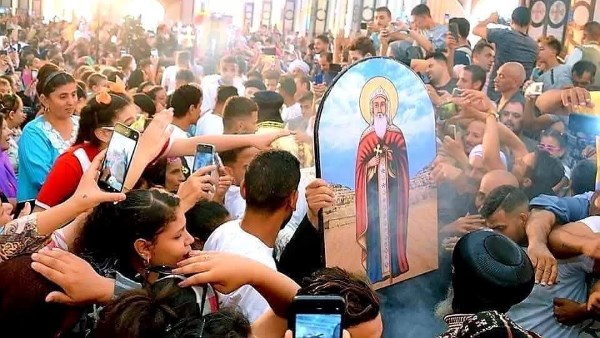دير الأنبا شنودة بالجبل الغربي بسوهاج يحتفل بعيد رئيس المتوحدين