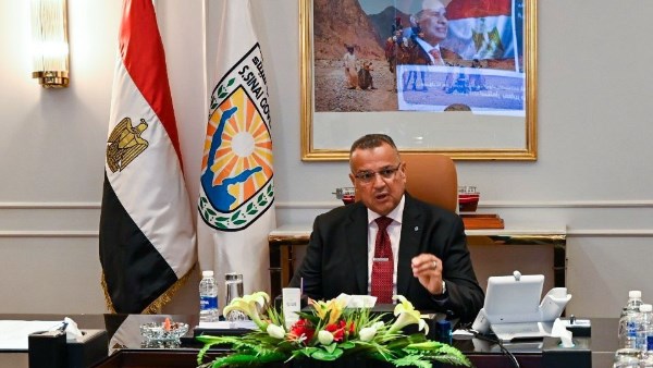 المحافظ خلال الاجتماع 