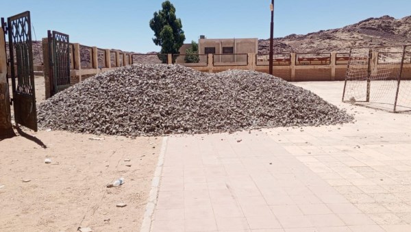 مواد البناء على الملعب 