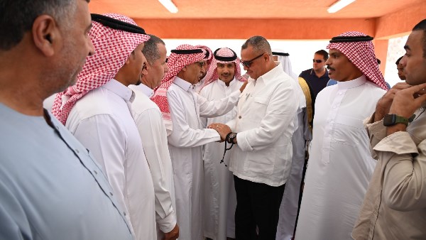 محافظ جنوب سيناء خلال لقاءه بدو دهب 