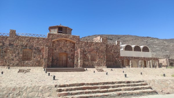 مبني هيئة الآثار المغلق بمنطقة سرابيط الخادم 