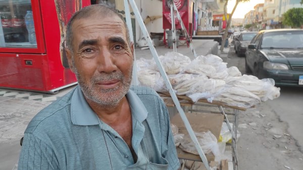 خالد عيد حسن بائع الخبز القعيد 