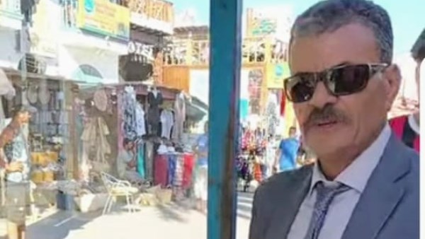 بائع الكشري الأنيق على ممشى دهب .. علي وزة يجذب السياح بشياكته وأناقته
