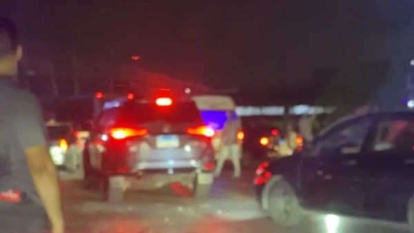 شهد الطريق الدائري في البساتين بالقاهرة حادث مروع حيث انقلبت سيارة تريلا محملة بالسن على سيارتين ملاكي باتجاه المنيب.