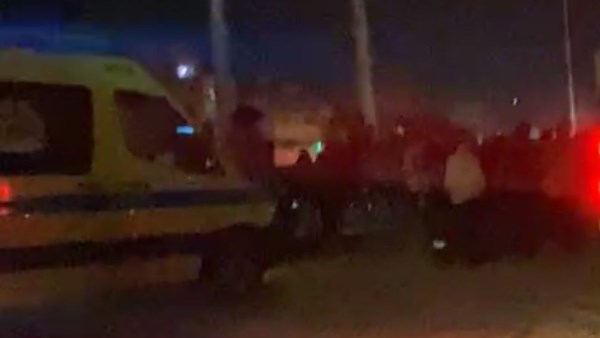 سيارة نقل انقلبت على سيارتين ملاكي اعلى الطريق بالبساتين
