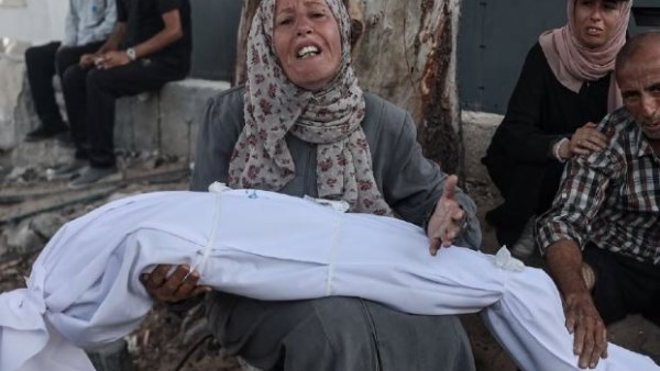 أم تحمل جثمان صغيرها الشهيد