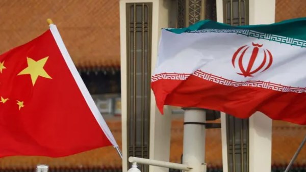 وزير الخارجية الصيني: نقف مع إيران في الدفاع عن سيادتها