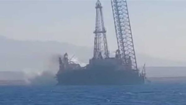 وفاة 3 وإنقاذ 25 آخرين في غرق حفار بترول في منطقة جبل الزيت بالبحر الأحمر | عاجل 