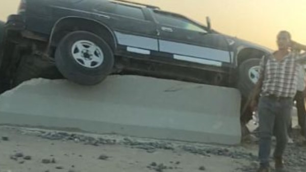 سيارة تقفز على حاجز خرساني بالطريق الأوسطي