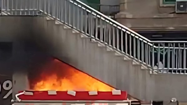 احتراق كشك أسفل دائري المعادي.. صور