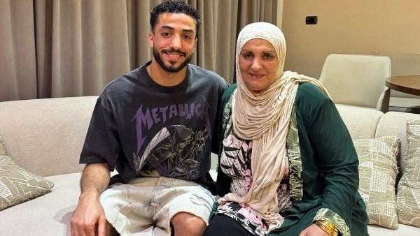 محمد عبد المنعم يوجه رسالة لوالدته في أحدث ظهور