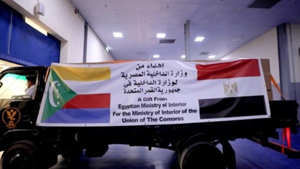 وزارة الداخلية توفد شحنات من الملابس الشرطية إلى جمهورية القمر المتحدة.. صور