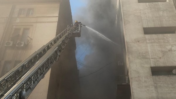 حريق سنترال رمسيس .. محاولات لمحاصرة النيران باستخدام السلالم الهيدروليكية | صور
