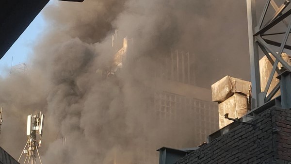 إصابات طفيفة .. مصدر أمني لـ «صدى البلد»: لا وفيات في حريق سنترال رمسيس
