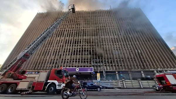 سماع أصوات ضخمة داخل حريق سنترال رمسيس.. مصدر يكشف لـ صدى البلد