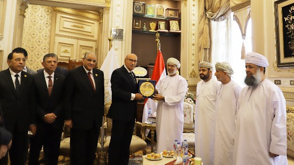 رئيس القضاء الأعلى يستقبل وفدا قضائيا من عمان