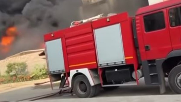 خلال السيطرة على حريق مصنع بدر .. إصابة 5 أفراد من الحماية المدنية
