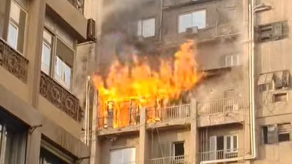 حريق داخل أحد العقارات بمنطقة وسط البلد في القاهرة| صور