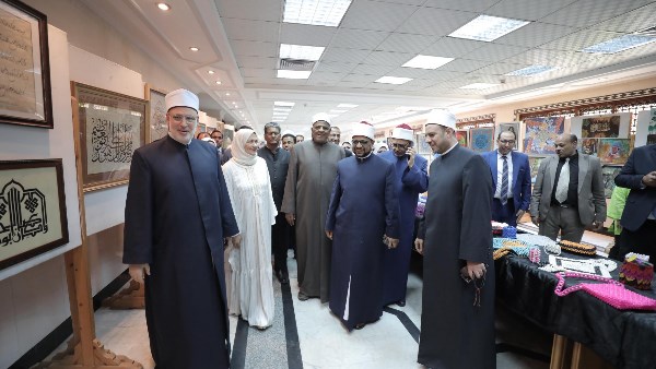 قيادات الأزهر يفتتحون المعرض الفني الرابع للمسابقة العالمية للوافدين "مواهب وقدرات"