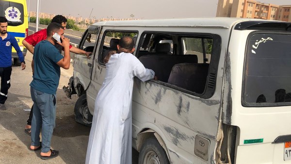 إصابة 5 أشخاص في انقلاب ميكروباص أعلى الطريق الأوسطي بالواحات