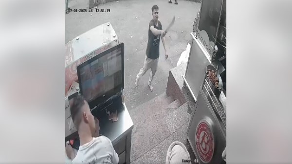 المتهم لحظة اقتحام المطعم بالسلاح 