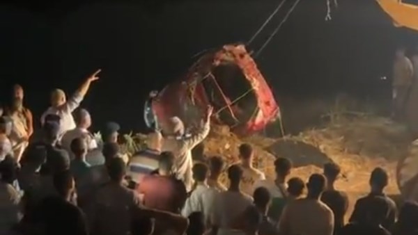 لحظة استخراج السيارة من الترعة