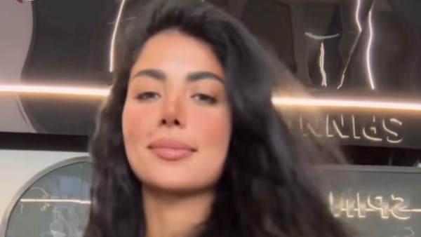 كارولين عزمي تخطف الأنظار في الجيم