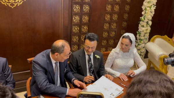 الإعلامي محمد سعيد محفوظ وزوجته أثناء كتب الكتاب