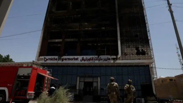 إيقاف 17 مسؤولاً و3 ضباط على خلفية حريق مركز تجاري بالعراق