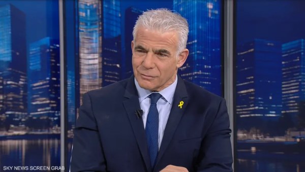 زعيم المعارضة الإسرائيلية: نهاجم في الشرق الأوسط حيثما نشاء دون سياسة واضحة