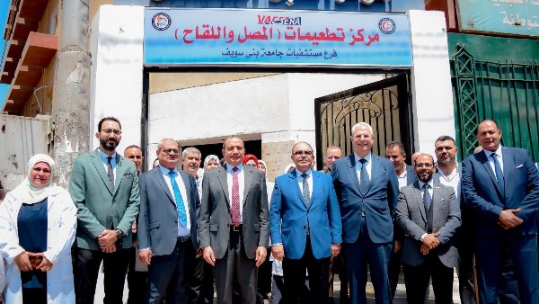 رئيس جامعة بني سويف يفتتح مركز تطعيمات المصل واللقاح