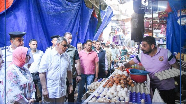محافظ الإسكندرية يوجه بتكثيف حملات مراقبة وضبط الأسواق والمطاعم والمحال التجارية