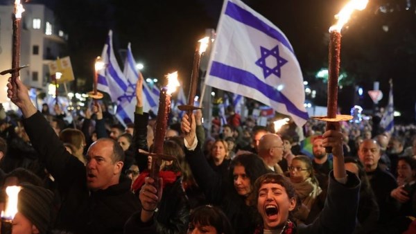 آلاف الإسرائيليين يتظاهرون بتل أبيب للمطالبة بالإفراج عن الأسرى وإنهاء الحرب على غزة
