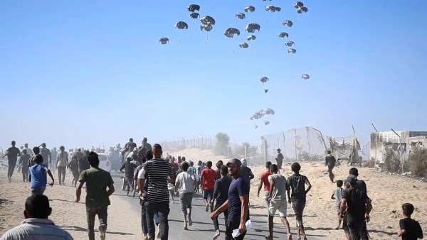 11 إصابة في سقوط مساعدات جوية على خيام نازحين غرب غزة