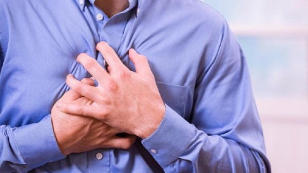 هل القلق يسبب ألمًا في الصدر؟.. معلومات مفاجئة