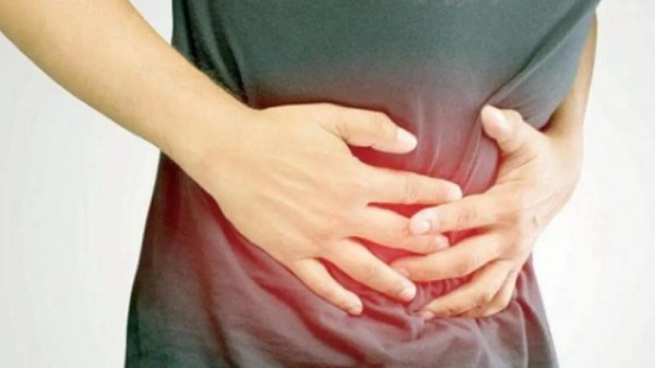 أبرزها شرب الماء بهذه الطريقة.. 5 عادات يومية تسبب الانتفاخ| تعرف عليها