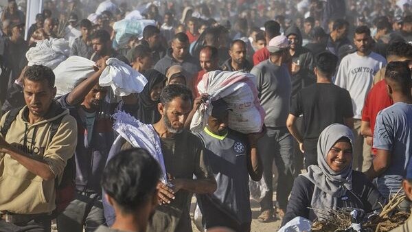17 شهيدا وعشرات المصابين في الاستهداف الإسرائيلي لمراكز المساعدات بغزة
