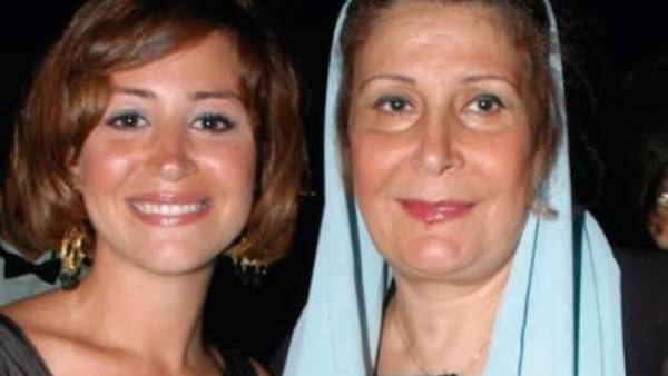 منة شلبي ووالدتها زيزي مصطفي 