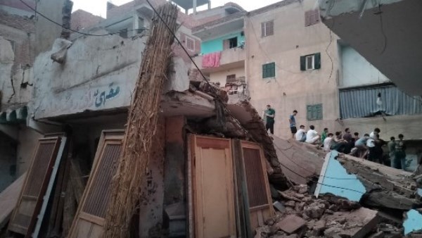 انهيار عقار وتصدع ثالث خاليين من السكان في مصر القديمة