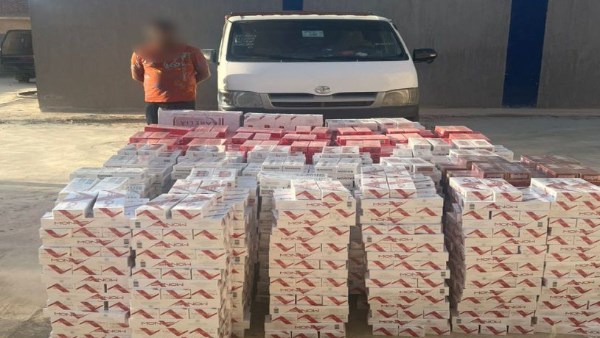 ضبط شخص بحوزته 28 ألف عبوة سجائر مهربة جمركياً