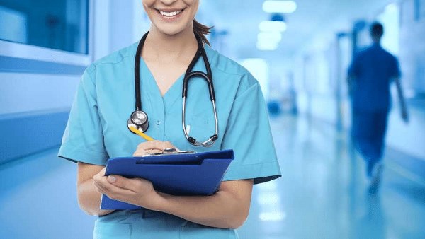 انتحلت صفة ممرضة وتسببت في تلف خلايا المخ.. محاكمة عاجلة لسيدة بمركز طبي غير مرخص